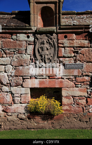 Il grande giardino murato, Edzell Castello, vicino a Brechin, Angus, Scozia, con una delle fioriere e pannelli intagliati Foto Stock