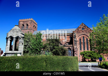 Abbazia di Shrewsbury con il refettorio pulpito dal monastero originale in primo piano Foto Stock