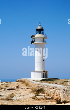 Faro, scogliere, Cap de Barbaria, Formentera, Pityuses, isole Baleari, Spagna, Europa Foto Stock