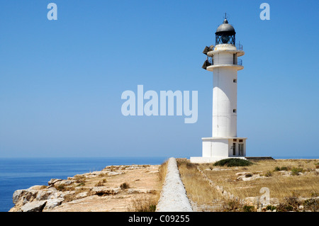 Faro, scogliere, Cap de Barbaria, Mare mediterraneo, Formentera, Pityuses, isole Baleari, Spagna, Europa Foto Stock