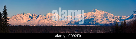 Vista panoramica di Southside Monte McKinley all'alba, George Parks Highway, Denali State Park, Alaska Foto Stock