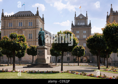 Monumento al duca Ernst I, Schloss Ehrenburg castello Coburg, Alta Franconia, Franconia, Baviera, Germania, Europa Foto Stock