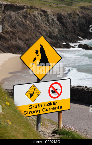 Cartelli di avvertimento in gaelico e inglese, le forti correnti, proibito nuotare e cadute di massi, Slea Head, penisola di Dingle, , Ireland Foto Stock