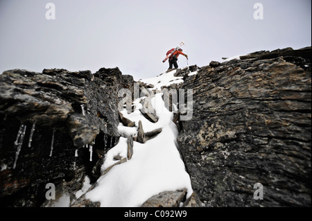 Backpacker si sale la cresta ovest di Mt. Chamberlin in Brooks Range, ANWR, Arctic Alaska, estate Foto Stock