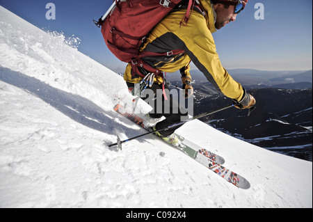 Backcountry Rider rende un inizio di mattina la discesa del lato nord del Mt. Chamberlin, Brooks Range, ANWR, Arctic Alaska, estate Foto Stock