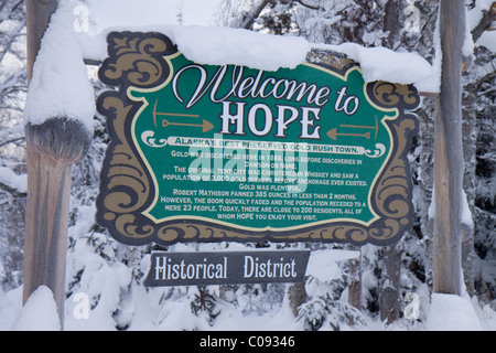 Coperte di neve segno di benvenuto che invita i visitatori alla città di speranza, centromeridionale Alaska, inverno Foto Stock