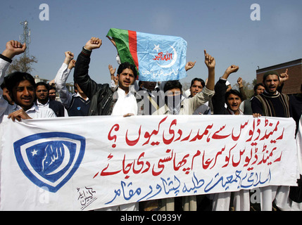 Gli attivisti del Jamat-e-Islami (JI) chant slogan contro Raymond Davis durante una manifestazione di protesta a Peshawar press club su Th Foto Stock