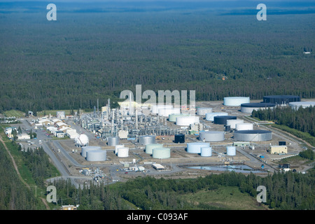 Vista aerea del Tesoro di gas naturale in raffineria Nikiski, Penisola di Kenai, centromeridionale Alaska, estate Foto Stock