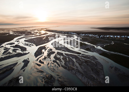 Vista aerea di un tramonto sul fiume Sagavanirktok e nebbia appesa sopra il Franklin scogliere vicino alla Autostrada Dalton, Alaska Foto Stock