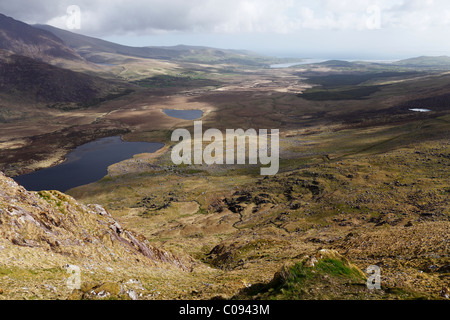 Vista dal Connor Pass a Brandon Bay, penisola di Dingle, nella contea di Kerry, Irlanda Isole britanniche, Europa Foto Stock