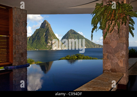La piscina a sfioro in suite, Pitons montagne, Jade Mountain hotel di lusso, Saint Lucia, isole Windward, Piccole Antille, dei Caraibi Foto Stock