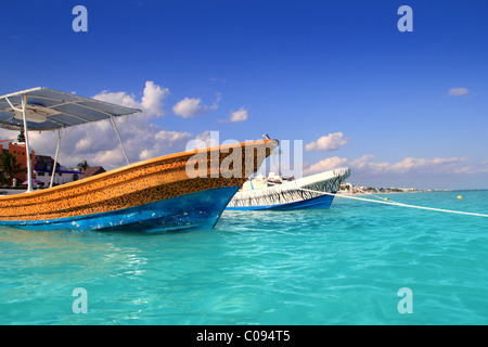 Puerto Morelos spiaggia con barche in turchese spiaggia dei Caraibi Foto Stock