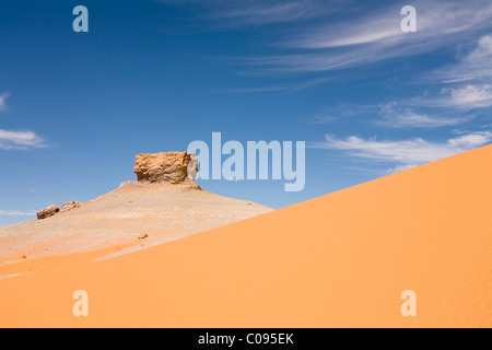 Dune e rocce, Akakus montagne, deserto libico, Libia, Sahara, Africa Settentrionale, Africa Foto Stock