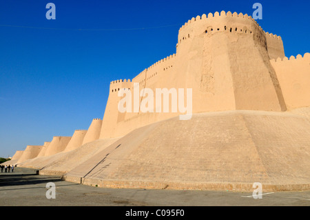 Storiche mura della città nei pressi di Ota Darvoza city gate, Ichan Kala, Khiva, Chiva, Silk Road, Sito Patrimonio Mondiale dell'Unesco, Uzbekistan Foto Stock