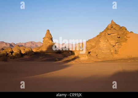 Le formazioni rocciose nel deserto libico, Akakus montagne, deserto libico, Libia, Africa Foto Stock