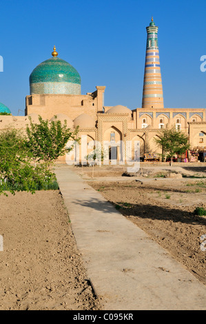 Pahlavan Mahmud complesso e Islam Khodja o Islom Xoja minareto nella storica città di adobe di Khiva, Chiva, Ichan Kala, Silk Road Foto Stock