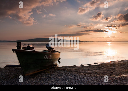 Tramonto sulla isola di Reichenau con barca da pesca e il cloud riflessione, Baden-Wuerttemberg, Germania, Europa Foto Stock