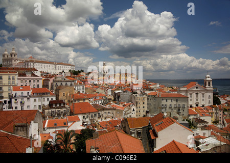 Vista dal punto di osservazione Portas do Sol sui tetti della Alfama città vecchia di Lisbona, Portogallo, Europa Foto Stock