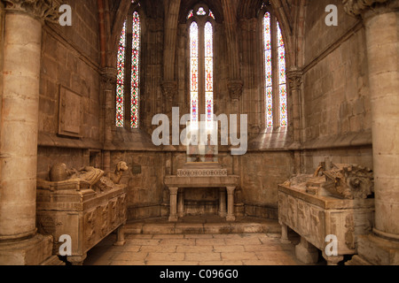 Graves nella cattedrale di Santa Maria Maior de Lisboa o Cattedrale di Lisbona, Lisbona, Portogallo, Europa Foto Stock