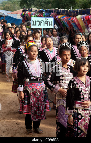 Hmong uomini e donne partecipano in un nuovo anno festival parade presso appeso Saew Village Chiang Mai, Thailandia. Foto Stock