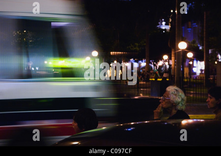 Il Perù SUD AMERICA 2008 dicembre 25: La donna anziana attende che il bus. Le automobili sono da portato da. Nel mese di dicembre 25th, 2007. Lima. Foto Stock