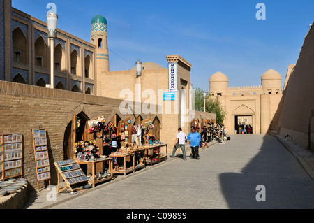 Negozio di souvenir e storica città di adobe Ichan Kala, Khiva, Chiva, Silk Road, Sito Patrimonio Mondiale dell'Unesco, Uzbekistan in Asia centrale Foto Stock