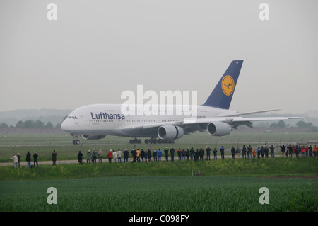 Lufthansa Airbus A380-800, registrazione D-AIMA, visita unica, lo sbarco in aeroporto di Stoccarda Stoccarda, Baden-Wuerttemberg Foto Stock