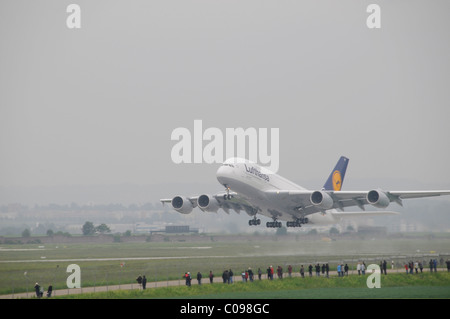 Lufthansa Airbus A380-800, registrazione D-AIMA, visita unica, tenendo fuori dall'aeroporto di Stuttgart, Stuttgart, Baden-Wuerttemberg Foto Stock