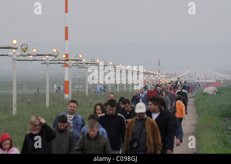 Molti spettatori a guardare la visita della Lufthansa Airbus A380-800, identificazione D-L'AIMA, l'Aeroporto di Stoccarda Stoccarda Foto Stock