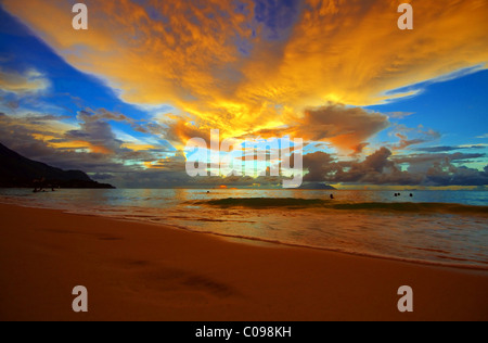 Luminoso e colorato tramonto sull'isola di Mahe, Oceano Indiano, Seychelles, Africa Foto Stock