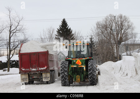 Camion pieno di neve con l uomo del ventilatore Foto Stock