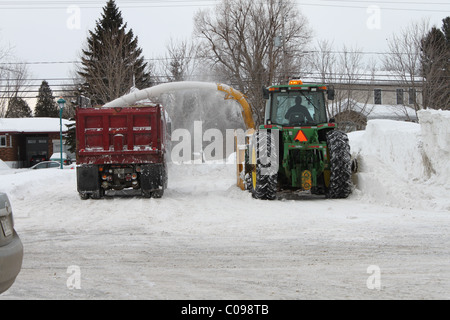 Snow Plough lavori di soffiaggio della neve in autocarro con pianale di scarico Foto Stock