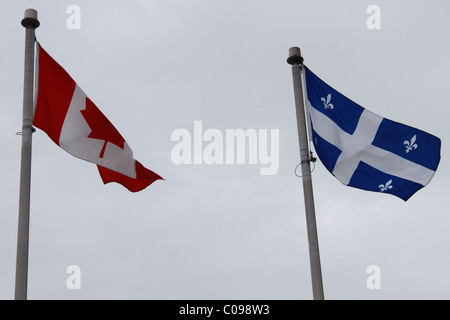 Due bandiere del Canada e Quebec bandiera provinciale Foto Stock