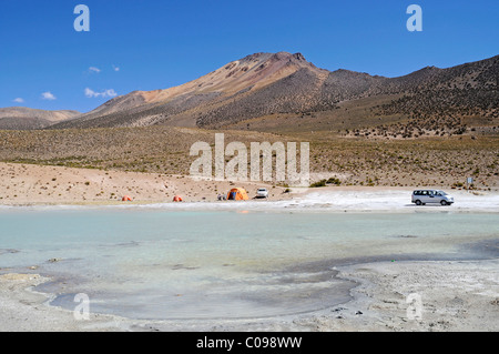 Camper nella steppa, piana aperta, Polloquere molle, bagni termali, Salar de Surire, Salt Lake Foto Stock