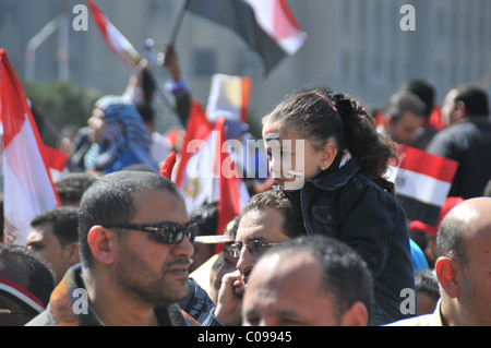 Scene in un intorno del Cairo Piazza Tahrir come Egiziani celebrare un 'Marco di vittoria dopo la caduta di Mubarak Foto Stock