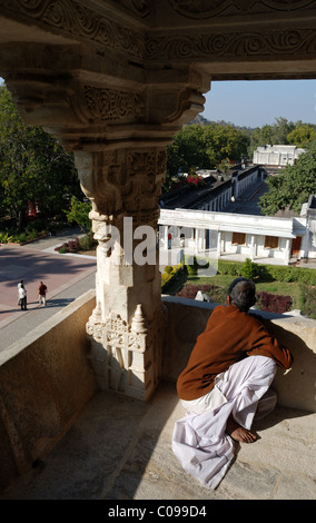 Tempio musicista guardando giù dal Ranakpur Jain Temple, Rajasthan, India. Asia. Foto Stock