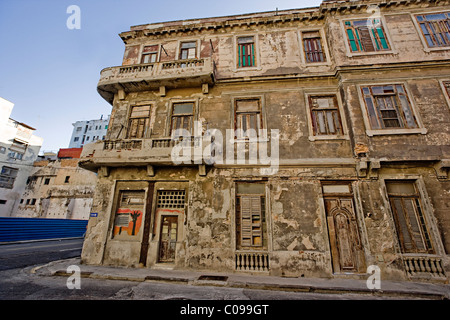 Un periodo vecchio edificio in stile coloniale in rovina in Havana Cuba Foto Stock