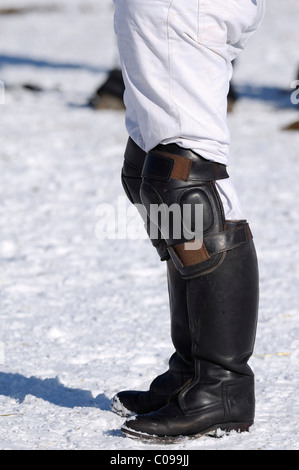 Giocatore di polo in piedi nella neve e neve Arena Polo World Cup 2010 torneo di polo, Kitzbuehel, Tirolo, Austria, Europa Foto Stock