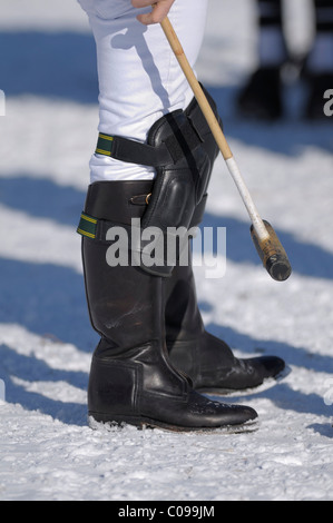 Giocatore di polo in piedi nella neve e neve Arena Polo World Cup 2010 torneo di polo, Kitzbuehel, Tirolo, Austria, Europa Foto Stock