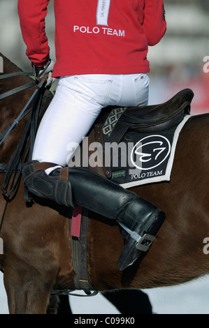 Giocatore di polo con cavallo, Team Audi, Neve Arena Polo World Cup 2010 torneo di polo, Kitzbuehel, Tirolo, Austria, Europa Foto Stock