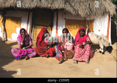 Insieme alle donne davanti alla loro casa, il Deserto di Thar, Rajasthan, Nord India, India, Asia