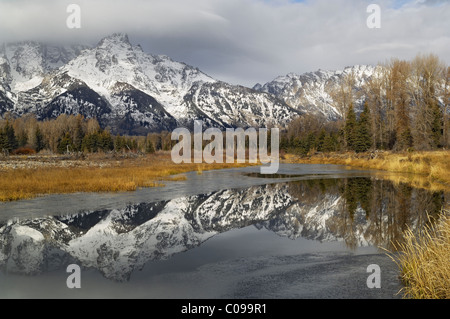 La riflessione del mattino nelle Montagne Rocciose Foto Stock