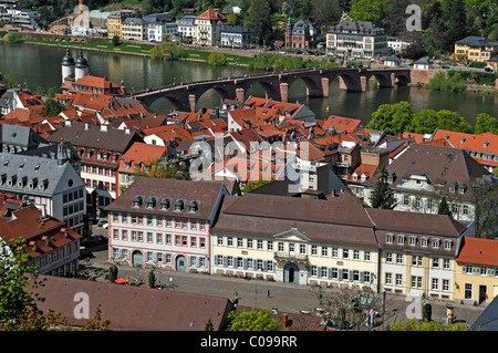 Vista dal castello su Heidelberg con il ponte Brueckentor gate, il Ponte Vecchio e il fiume Neckar, Schlosshof, Heidelberg Foto Stock