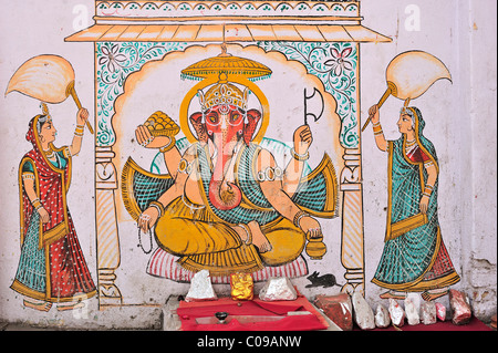 Elephant dio Ganesha, Indù immagine su una piccola strada tempio, Udaipur, Rajasthan, India, Asia Foto Stock