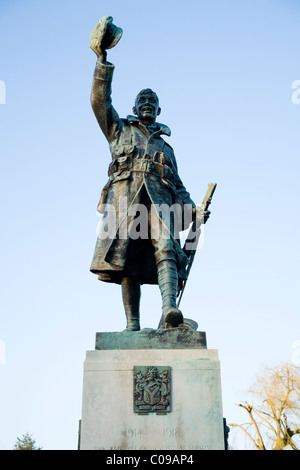 Statua raffigurante la Prima Guerra Mondiale soldato su un memoriale di guerra in Radnor Gardens, Twickenham. Regno Unito. Foto Stock