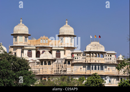 Parziale vista sul Palazzo di Città di Udaipur, casa del Maharaja di Udaipur, un museo e un hotel di lusso, Udaipur, Rajasthan Foto Stock