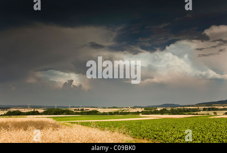 Spesse nuvole temporalesche raccolta su una zona agricola, Baviera, Germania, Europa Foto Stock