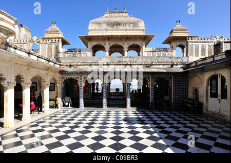 Cortile del Palazzo di Città di Udaipur, Rajasthan, India, Asia Foto Stock