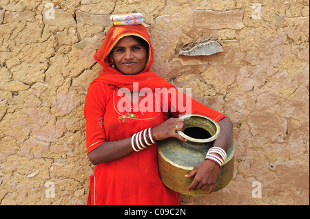 Giovane donna in un sari con acqua brocca, deserto di Thar, Rajasthan, India, Asia Foto Stock