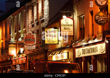 Henry Street di notte, Kenmare, Ring of Kerry County Kerry, Irlanda Isole britanniche, Europa Foto Stock